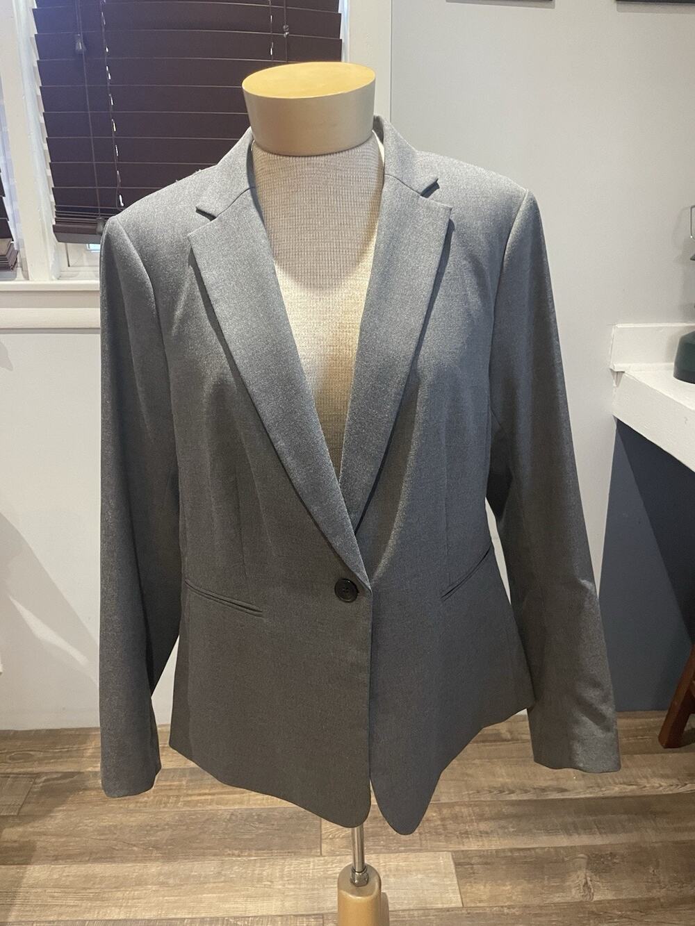 H&M Women’s Single Breasted Light Gray Slit Back Hip Length Blazer Lined Size L